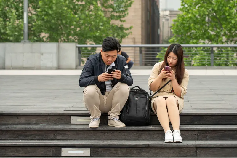 Artigiano o influencer? Il momento in cui il telefono inizia a rubarti il mestiere